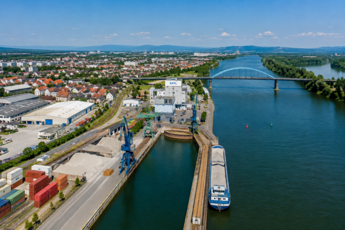 Detektei Kehl für Elektrostahl, Schrott, Rheinhafen, Grenzlogistik, Frankreich-Bezug, OSINT, Observation, Lieferantenprüfung und gerichtsfeste Ermittlungen.