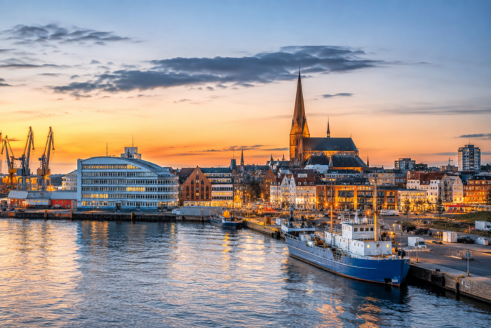 Detektei Rostock für Hafen, Logistik, Transport & Wirtschaft. Diskrete Observationen, Background-Checks und internationale Ermittlungen an der Ostsee.