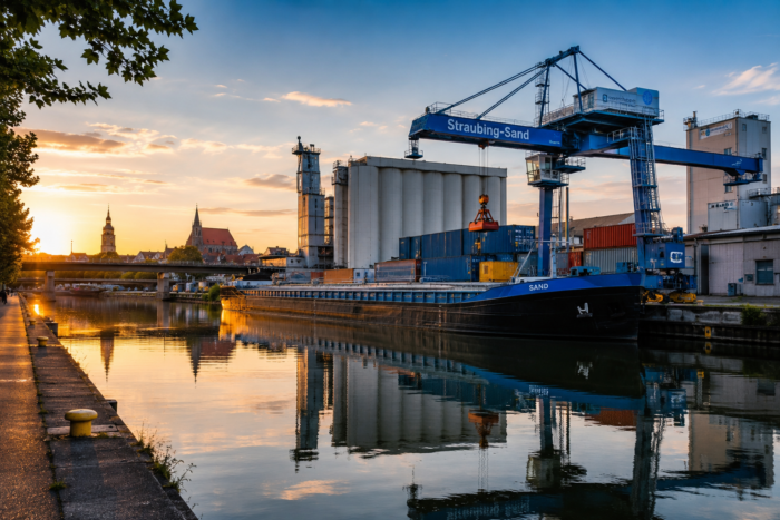 Detektei Straubing für diskrete Ermittlungen, Logistikfälle, Phantomfrachtführer, Supply-Chain-Fraud, Mitarbeiterdelikte und internationale Recherchen.